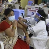Nhân viên y tế tiêm vaccine ngừa COVID-19 cho người dân tại Hyderabad, Ấn Độ. (Ảnh: AFP/TTXVN)