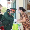 Cán bộ, chiến sỹ Trung đoàn Gia Định và các nhà hảo tâm trao quà cho người dân khó khăn quận 8. (Nguồn: hcmcpv.org.vn)
