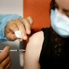 Tiêm vaccine COVID-19 tại Pháp. (Nguồn: Reuters)