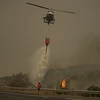 Trực thăng phun nước dập lửa cháy rừng tại Estepona, tỉnh Malaga, Tây Ban Nha, ngày 9/9/2021. (Ảnh: AFP/TTXVN)