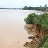 Bờ sông Thạch Hãn đoạn qua phường Đông Lương, thành phố Đông Hà, Quảng Trị bị sạt lở do mưa lớn. (Ảnh: Nguyên Lý/TTXVN)
