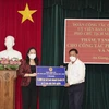 Phó Chủ tịch nước Võ Thị Ánh Xuân trao bảng tượng trưng 5.000 bộ kit test nhanh COVID-19 và 5 căn nhà tình nghĩa cho tỉnh An Giang. (Ảnh: Công Mạo/TTXVN)
