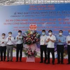 UBND tỉnh Quảng Ninh trao Giấy chứng nhận đăng ký đầu tư cho Dự án công nghệ tấm Silic Jinko Solar Việt Nam tại KCN Sông Khoai, thị xã Quảng Yên. (Ảnh: Thanh Vân/TTXVN)