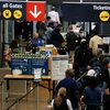 Du khách làm thủ tục tại Sân bay Quốc tế Seattle-Tacoma ở SeaTac, Washington, Mỹ ngày 12/4. (Nguồn: Reuters)