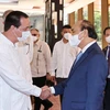 Chủ tịch nước Nguyễn Xuân Phúc với cán bộ Trung tâm Nghiên cứu Di truyền và Công nghệ sinh học Cuba. (Ảnh: Thống Nhất/TTXVN)