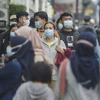 Người dân đeo khẩu trang phòng lây nhiễm COVID-19 tại Bandung, Indonesia. (Ảnh: THX/TTXVN)