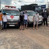 Hai tài xế và 6 hành khách bị Công an huyện Xuân Lộc phát hiện sau khi thông chốt kiểm dịch. (Nguồn: thanhnien.vn)