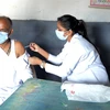 Nhân viên y tế tiêm vaccine ngừa COVID-19 cho người dân tại New Delhi, Ấn Độ. (Ảnh: THX/TTXVN)