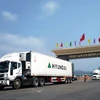 Xe vận chuyển hàng hóa xuất nhập khẩu ở Móng Cái. (Ảnh: TTXVN phát)