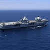 Tàu sân bay Hoàng gia Anh HMS Queen Elizabeth tham gia một cuộc diễn tập quân sự ở ngoài khơi thành phố Toulon, Đông Nam nước Pháp ngày 3/6/2021. (Ảnh: AFP/TTXVN)