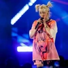 Ca sỹ Billie Eilish là một trong nhiều ngôi sao tham gia buổi hòa nhạc Global Citizen. (Ảnh: Reuters)