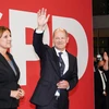 Lãnh đạo đảng Dân chủ Xã hội Đức (SPD) Olaf Scholz (thứ 2, trái) khi kết quả thăm dò sau bầu cử được công bố, ở Berlin, ngày 26/9/2021. (Ảnh: THX/TTXVN)