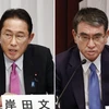 Cựu Bộ trưởng Ngoại giao Fumio Kishida (trái) và Bộ trưởng Cải cách hành chính Taro Kono trong cuộc họp báo chung tại Tokyo, ngày 20/9/2021. (Ảnh: Kyodo/TTXVN)