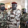 Đại tá Mamady Doumbouya (giữa) sau một cuộc họp ở Conakry, Guinea ngày 17/9/2021. (Ảnh: AFP/TTXVN)
