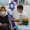 Nhân viên y tế tiêm vaccine ngừa COVID-19 cho người dân tại Ramat HaSharon, miền Trung Israel ngày 30/7/2021. (Ảnh: THX/TTXVN)