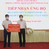 Phó Chủ tịch UBND tỉnh Hà Nam Trần Xuân Dưỡng tiếp nhận ủng hộ của các doanh nghiệp. (Ảnh: Thanh Tuấn/TTXVN)