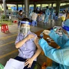 Công nhân Công ty trách nhiệm hữu hạn Kakusho Metal Việt Nam tại Khu chế xuất Tân Thuận tiêm vaccine phòng COVID-19 ngày 15/8. (Ảnh: TTXVN phát)