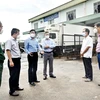 Kiểm tra công tác phòng chống dịch tại cảng cá Phan Thiết. (Ảnh: Hồng Hiếu/TTXVN)
