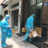 Nhân viên y tế trạm y tế lưu động phường 8, quận 11, TP Hồ Chí Minh chuyển thuốc cấp phát cho F0 điều trị tại nhà. (Ảnh: Đinh Hằng/TTXVN)