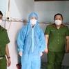 Lực lượng công an bắt tạm giam Nguyễn Thị Thu Thảo (người mặc đồ bảo hộ). (Nguồn: thanhnien.vn)
