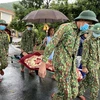 Cán bộ, chiến sỹ Đồn biên phòng Cù Lao Chàm chuyển bệnh nhân đi cấp cứu. (Ảnh: TTXVN)