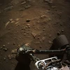 Hình ảnh do Cơ quan Hàng không và Vũ trụ Mỹ (NASA) cung cấp cho thấy tàu thám hiểm Perseverance di chuyển sau khi hạ cánh xuống bề mặt Sao Hỏa, ngày 21/2/2021. (Ảnh: AFP/TTXVN)