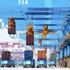 Vận chuyển container lên tàu tại một cảng ở Thanh Đảo, tỉnh Sơn Đông, miền đông Trung Quốc ngày 4/6. (Nguồn: AP)