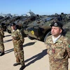 Binh sỹ Italy bên các thiết bị quân sự tại lễ chuyển giao quyền tiếp quản cho Libya tại căn cứ quân sự ở Tripoli tháng 12/2020. (Ảnh: AFP/TTXVN)