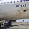 Máy bay bị thủng sau một vụ tấn công nhằm vào sân bay quốc tế Abha của Saudi Arabia, ngày 31/8/2021. (Ảnh: AFP/TTXVN)