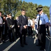 Bộ trưởng Nội vụ Pháp Gerald Darmanin (giữa) trong chuyến thăm Loon-Plage, một thị trấn nằm ven bờ biển phía Bắc nước Pháp, ngày 9/10/2021. (Ảnh: AFP/TTXVN)