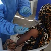 Nhân viên y tế tiêm vaccine ngừa COVID-19 cho người dân ở Tripoli, Libya. (Ảnh: THX/TTXVN)