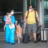 Các công dân về từ Thành phố Hồ Chí Minh xuống Sân bay quốc tế Đà Nẵng. (Ảnh: Trần Lê Lâm/TTXVN)