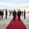 Quan chức cấp cao của Pháp đón Tổng thống Tajikistan Emomali Rahmon tại sân bay Paris Orly. (Nguồn: asiaplustj.info)