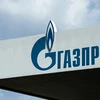Biểu tượng Tập đoàn năng lượng Gazprom tại trạm xăng ở Moskva, Nga. (Ảnh: AFP/TTXVN)