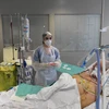 Nhân viên y tế điều trị cho bệnh nhân COVID-19 tại bệnh viện ở Marseille, Pháp, ngày 2/2/2021. (Ảnh: AFP/TTXVN)
