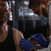 Nhân viên y tế tiêm vaccine phòng cúm cho người dân tại Detroit, Michigan, Mỹ, ngày 10/11/2020. (Ảnh: AFP/TTXVN)