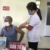 Tiêm vaccine COVID-19 cho người dân tại Trung tâm Y tế huyện Vị Xuyên, Hà Giang. (Ảnh: Nguyễn Chiến/TTXVN) 