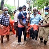 Lực lượng cứu hộ sơ tán người dân khỏi vùng ngập lụt tại bang Kerala, Ấn Độ ngày 17/10/2021. (Ảnh: THX/TTXVN)
