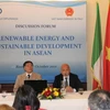 Phó Chủ tịch Hiệp hội Italy - ASEAN Romeo Orlandi (phải) và Tham tán Công sứ Thương mại Việt Nam tại Italy Nguyễn Đức Thanh điều hành Hội thảo. (Ảnh: Trường Dụy/TTXVN)