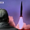 Người dân Hàn Quốc theo dõi qua truyền hình vụ phóng được cho là tên lửa đạn đạo của Triều Tiên tại nhà ga đường sắt ở Seoul, ngày 19/10/2021. (Ảnh: AFP/TTXVN)