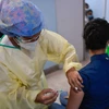 Nhân viên y tế tiêm vaccine ngừa COVID-19 cho người dân tại Caracas, Venezuela. (Ảnh: AFP/TTXVN)