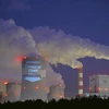 Một khẩu hiệu được các nhà hoạt động chiếu sáng lên tháp làm mát của Nhà máy điện Belchatow, nhà máy nhiệt điện than lớn nhất châu Âu, ở Ba Lan vào tháng 11/2013. (Nguồn: Reuters)