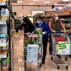 Người dân mua hàng hóa trong siêu thị tại Milan, Italy. (Ảnh: AFP/TTXVN)