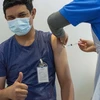 Nhân viên sân bay được tiêm vaccine ngừa COVID-19 tại sân bay quốc tế Kuala Lumpur ở Sepang, Malaysia ngày 5/7/2021. (Ảnh: THX/TTXVN)