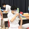 Nhân viên y tế tiêm vaccine phòng COVID-19 cho người dân tại Tokyo, Nhật Bản, ngày 5/3/2021. (Ảnh: AFP/TTXVN)