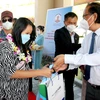 Tặng quà lưu niệm những du khách đầu tiên đến Bình Thuận trong giai đoạn bình thường mới tại Centara Mirage Resort (thành phố Phan Thiết). (Ảnh: Nguyễn Thanh/TTXVN)