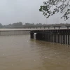Nước ngập cầu gỗ Lim trên sông Hương. (Ảnh: Tường Vi/TTXVN)