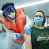 Nhân viên y tế tiêm vaccine phòng COVID-19 của hãng Moderna cho người dân tại New York, Mỹ, ngày 10/1/2021. (Ảnh: AFP/ TTXVN)