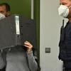 Đối tượng Jennifer Wenisch giấu mặt khi ra tòa. (Nguồn: BBC)