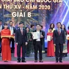 Nhà báo Võ Mạnh Hùng, Báo điện tử VietnamPlus nhận giải B cho tác phẩm “Loạn quy hoạch làm biến dạng đô thị: Virus cần phải loại bỏ triệt để.” (Ảnh: Hoàng Đạt/Vietnam+)